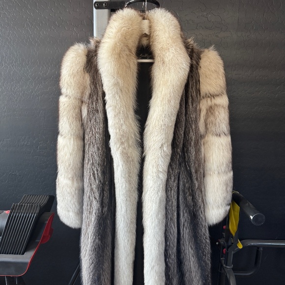 Canadian Coyote Fur Coat (full length) - Picture 1 of 8